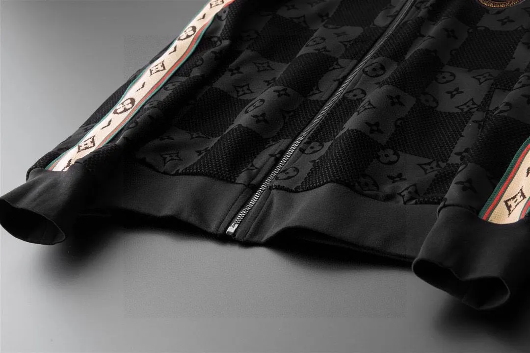 🅿️500 [LV Louis Vuitton] hot-selling suit is coming. Focus on the original version of the official website. 2025 new hot-selling cardigan and sweatshirt suit. The original order is the best. 🇭🇰The meticulous work of top designers. It has a fitting and perfect upper body effect. All-natural high-quality Tencel Roman cotton 100%, close-fitting comfort, noble and elegant! Original hardware embodies elegance and nobility! Counter size: M-4XL (up to 190 pounds)